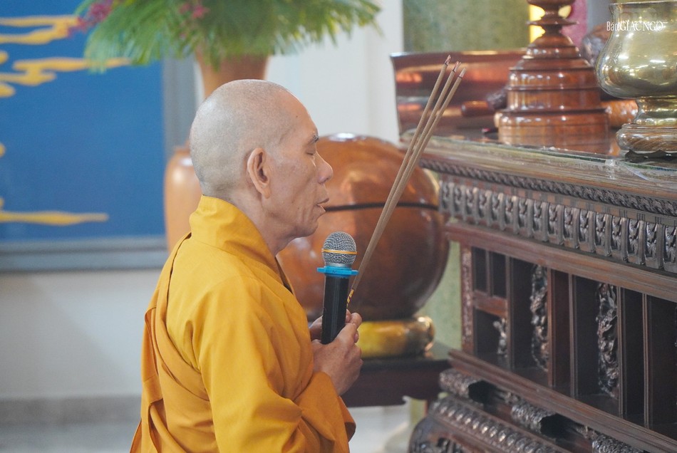 Thượng tọa Thích Giác Trí niêm hương bạch Phật