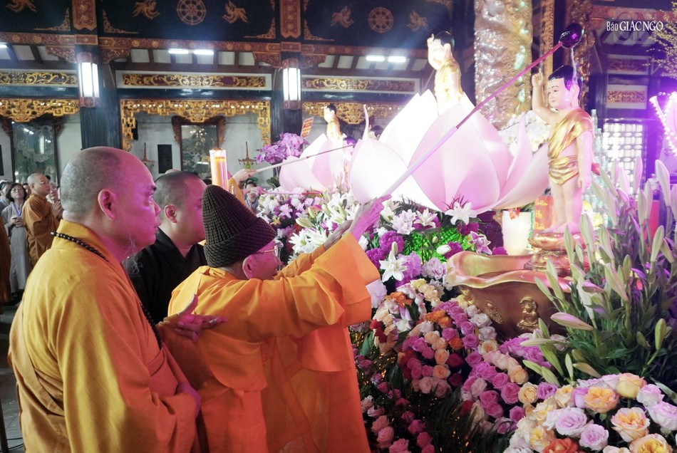 Trưởng lão Hòa thượng Thích Đức Nghiệp thực hiện nghi thức Tắm Phật Trưởng lão Hòa thượng Thích Đức Nghiệp thực hiện nghi thức Tắm Phật