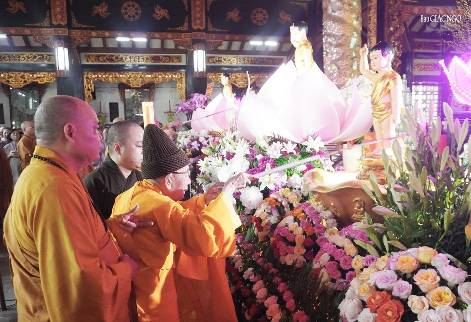 Trưởng lão Hòa thượng Thích Đức Nghiệp cử hành nghi thức Tắm Phật Trưởng lão Hòa thượng Thích Đức Nghiệp cử hành nghi thức Tắm Phật