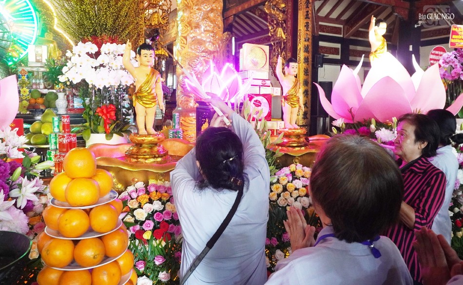 Phật tử thực hiện nghi thức Tắm Phật Phật tử thực hiện nghi thức Tắm Phật