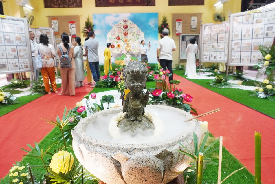 Sau khi thưởng lãm, người xem có thể Tắm Phật trong không gian triển lãm Sau khi thưởng lãm, người xem có thể Tắm Phật trong không gian triển lãm