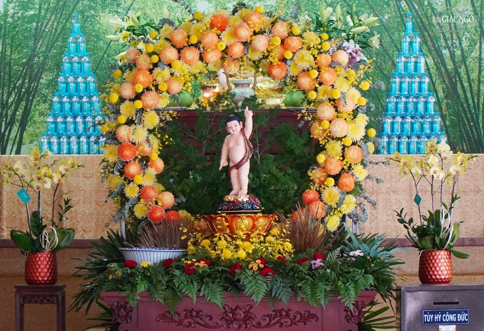 Lễ đài Phật đản được thiết trí trong giảng đường Chánh Trí chùa Xá Lợi