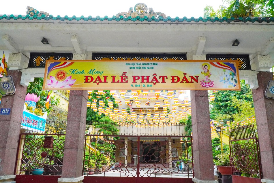 Cờ Phật giáo rực rỡ trước sân chùa Phật học Xá Lợi, Q.3