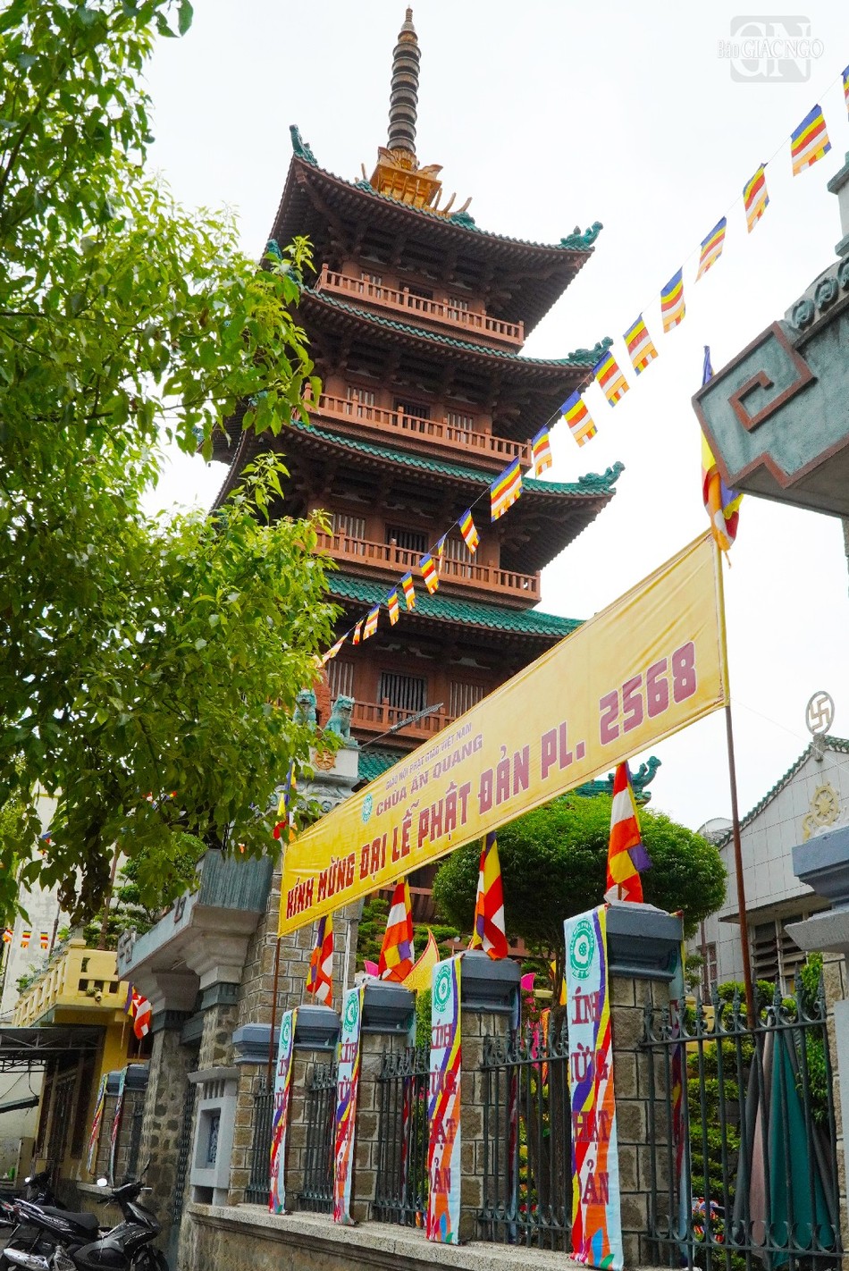 Vào chiều ngày Rằm tháng Tư tại chùa Ấn Quang sẽ có lễ Quy y Tam bảo cho Phật tử