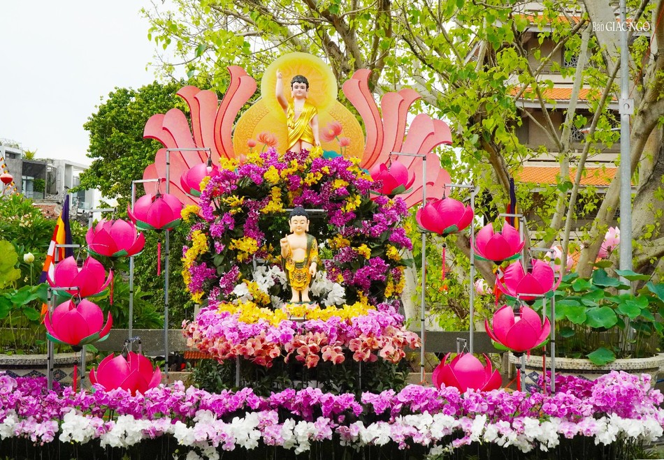 Lễ đài Phật đản tại chùa Vĩnh Nghiêm