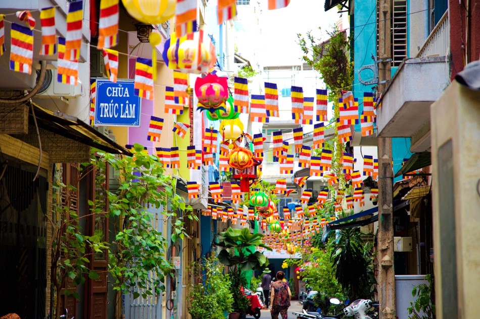 Cờ hoa rực rỡ lối vào chùa Trúc Lâm, Q.3