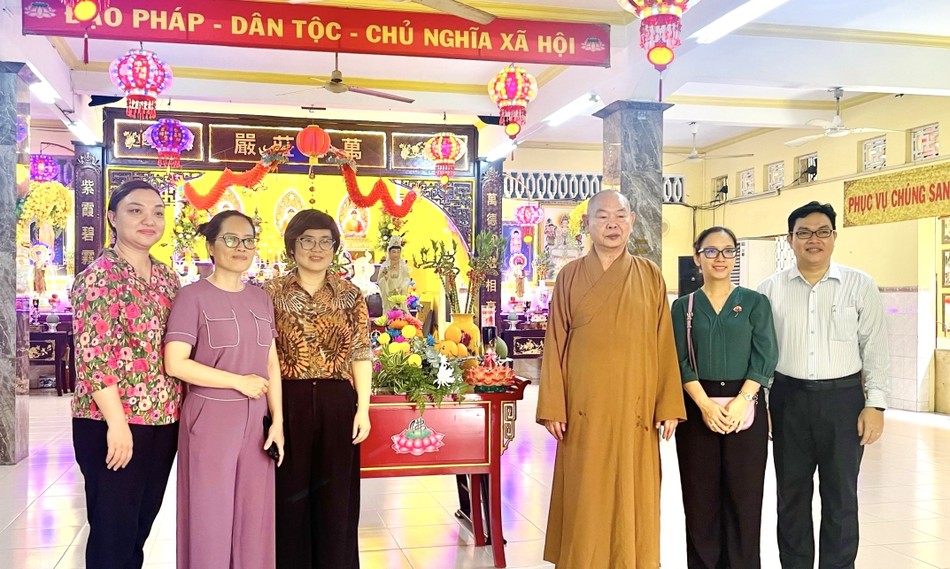 Đoàn chúc mừng Phật đản đến Thượng tọa Thích Huệ Công, Phó ban Trị sự GHPGVN TP.HCM, Trưởng ban Đại diện Phật giáo người Hoa TP.HCM Đoàn chúc mừng Phật đản đến Thượng tọa Thích Huệ Công, Phó ban Trị sự GHPGVN TP.HCM, Trưởng ban Đại diện Phật giáo người Hoa TP.HCM