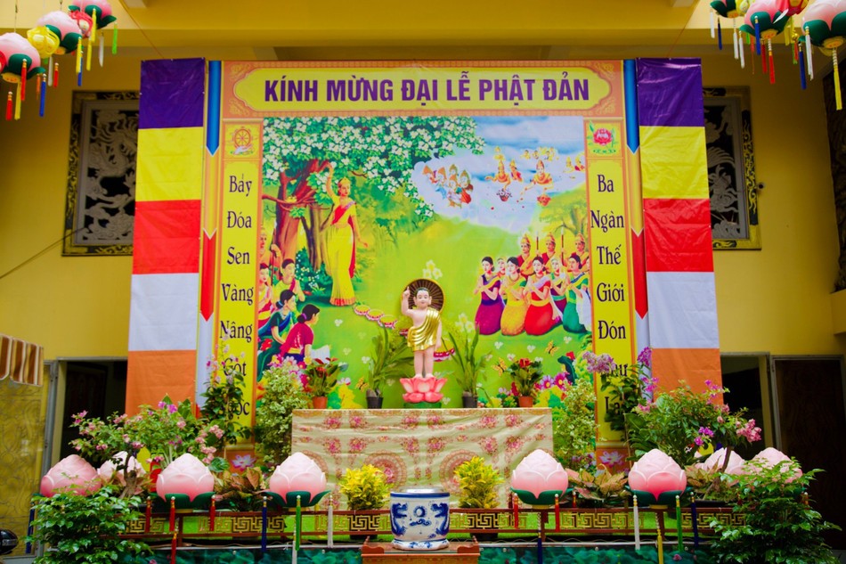 Trang nghiêm lễ đài Phật đản tại chùa Hưng Long