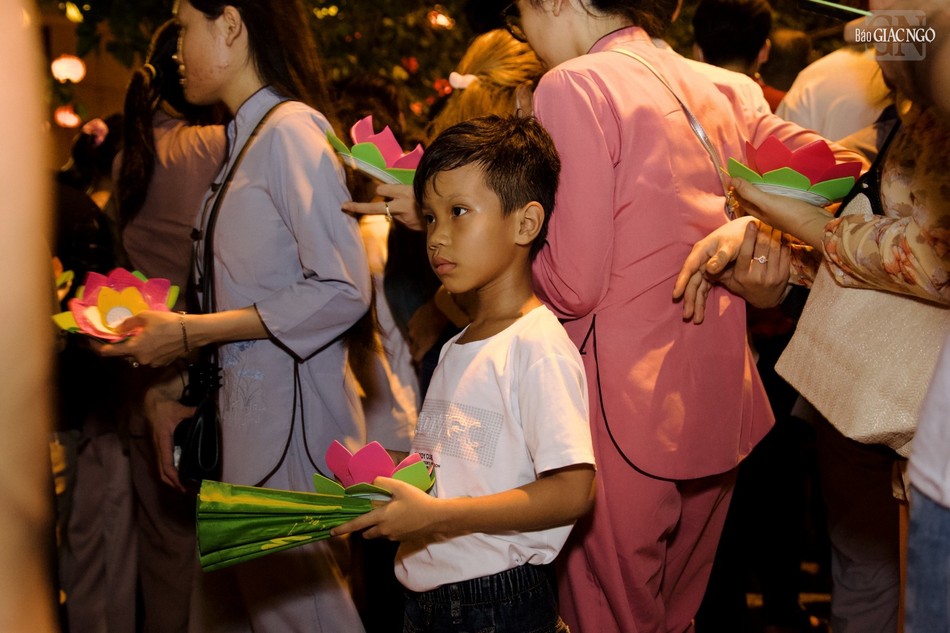 Một em nhỏ tham dự lễ hoa đăng