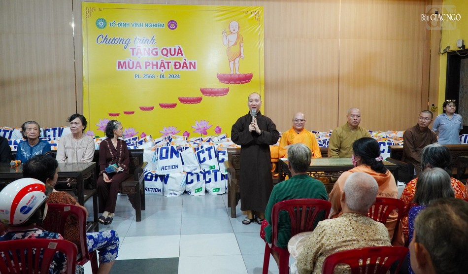 Đại đức Thích Nguyên Các, Phó trụ trì chùa Vĩnh Nghiêm phát biểu thăm hỏi đến người dân tại buổi trao quà