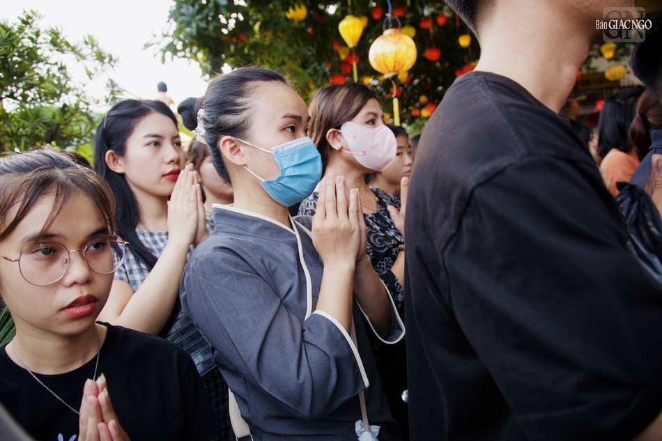 Phật tử đứng từ xa dự lễ