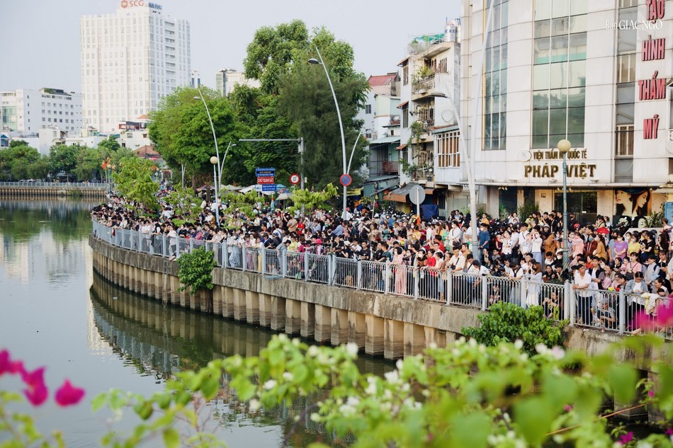 Dòng người dự lễ kín cả đường Hoàng Sa