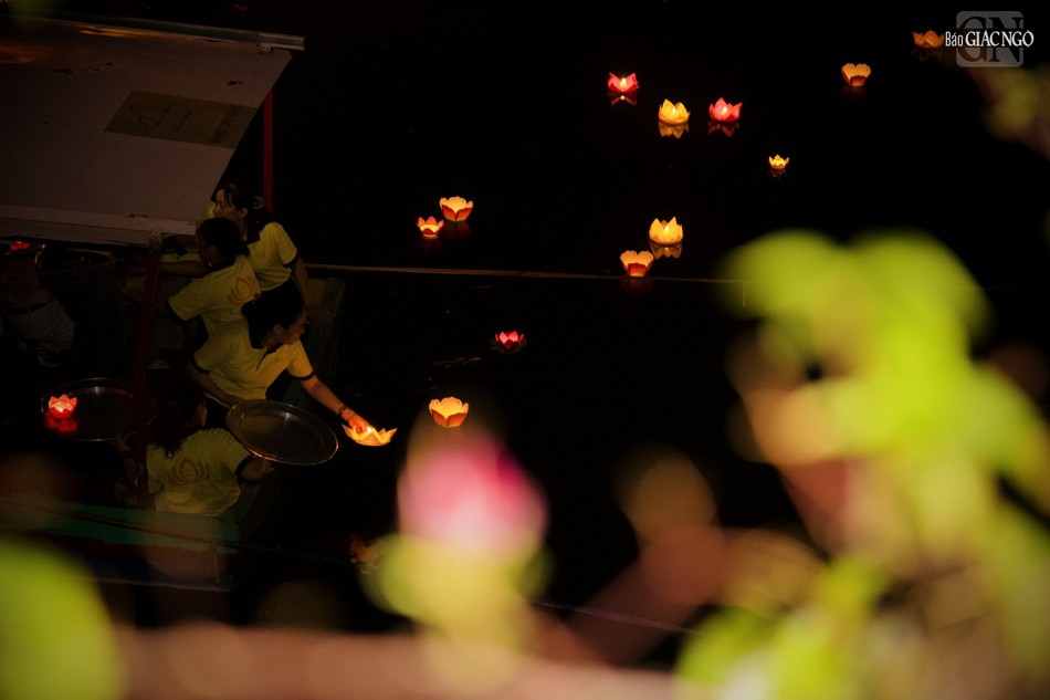 Hoa đăng trên Kênh Nhiêu Lộc