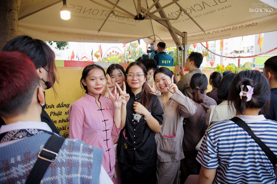 Rất đông các bạn trẻ hân hoan được dự lễ