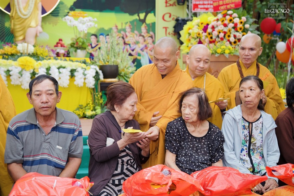 Dịp này, Đại lễ Phật đản Phật lịch 2568, Ban Trị sự GHPGVN Q.12 trao tặng 200 phần quà đến người dân tại địa phương