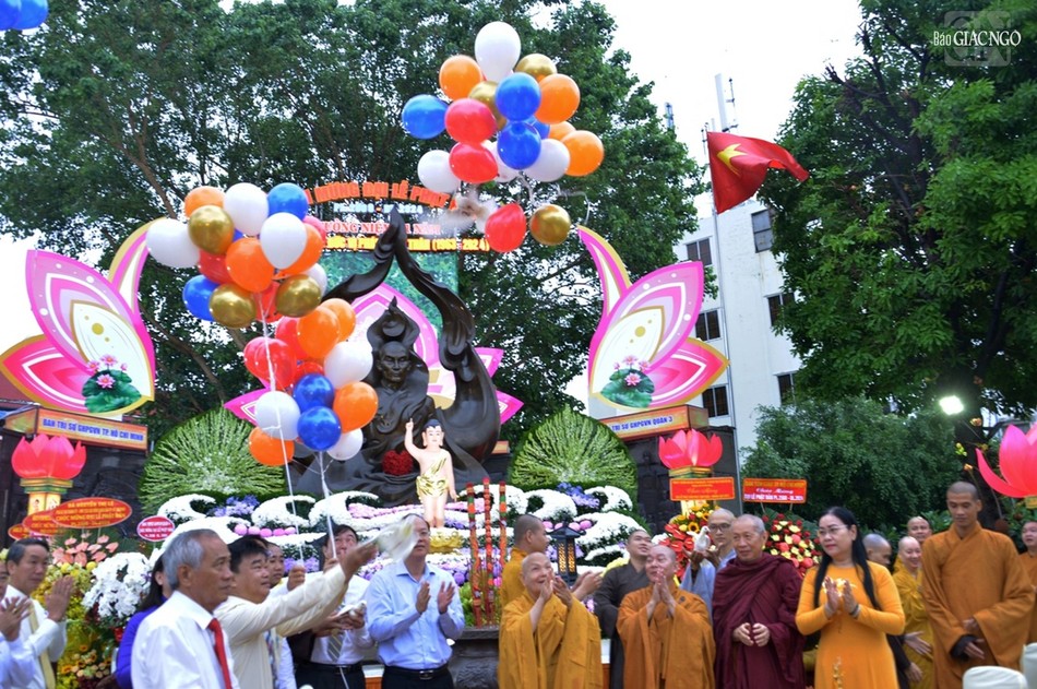 Thả bóng bay cuối buổi lễ