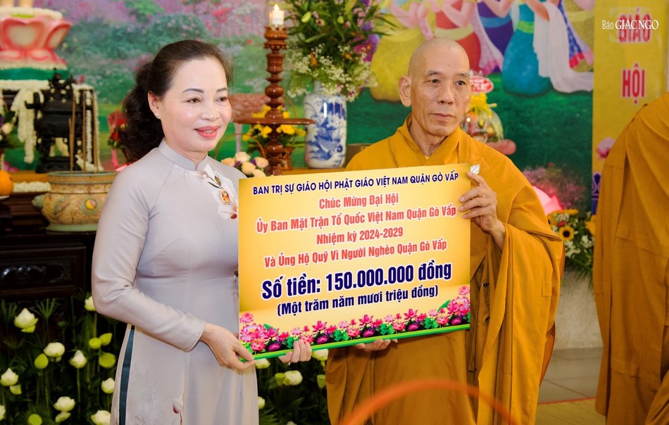 Thượng tọa Thích Giác Trí trao ủng hộ đến Quỹ &quot;Vì người nghèo&quot; Q.Gò Vấp do bà Trần Ngọc Phượng đón nhận