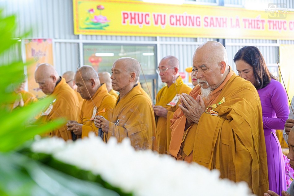 Chư tôn giáo phẩm niêm hương