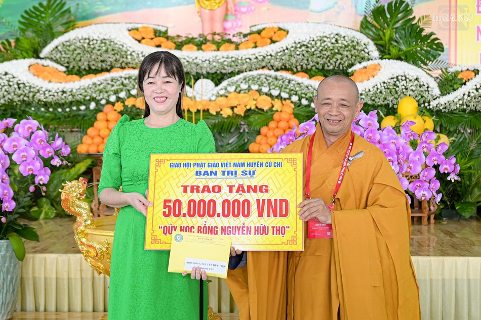 Thượng tọa Thích An Thường trao ủng hộ đến Quỹ học bổng Nguyễn Hữu Thọ của H.Củ Chi