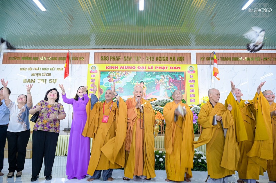 Thả bồ câu cầu nguyện thế giới hòa bình, chúng sanh an lạc