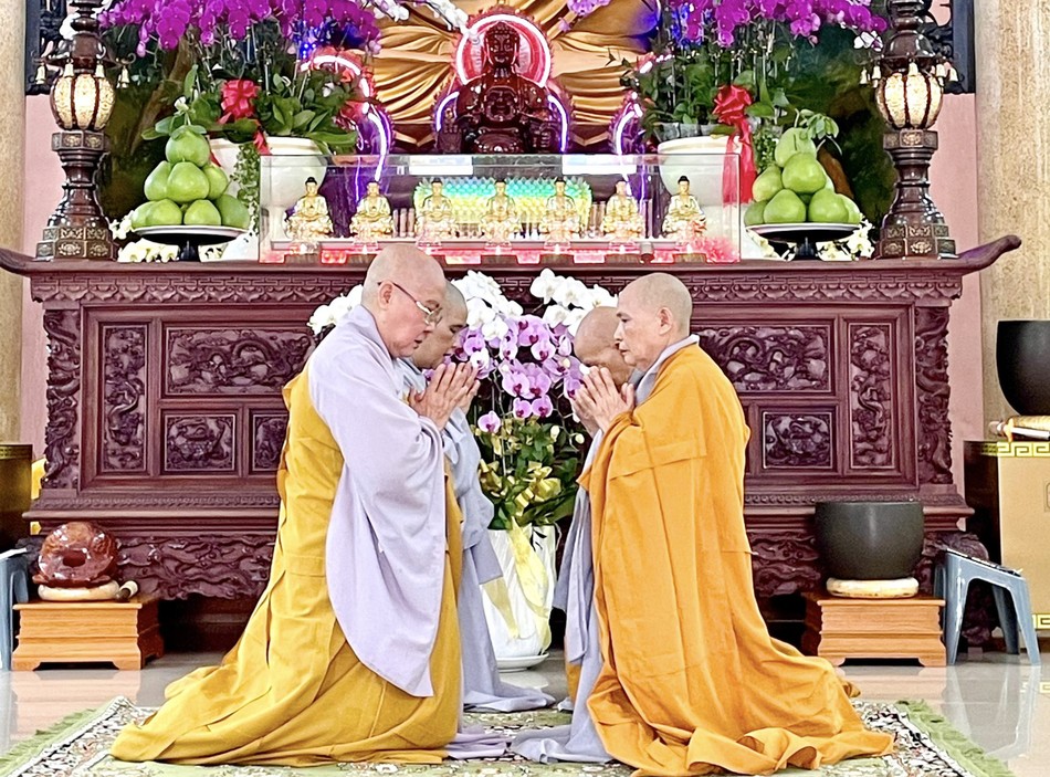 Chư vị Ni Trưởng đối thú tác pháp an cư Chư vị Ni Trưởng đối thú tác pháp an cư