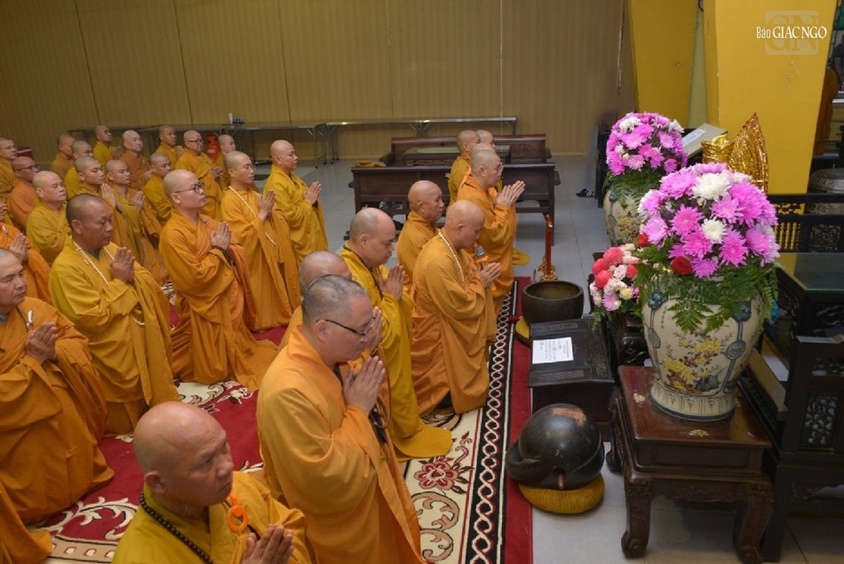 Thượng tọa Thích Giác Dũng đại diện chư Tăng an cư tại tổ đình Vĩnh Nghiêm tác bạch Thượng tọa Thích Giác Dũng đại diện chư Tăng an cư tại tổ đình Vĩnh Nghiêm tác bạch