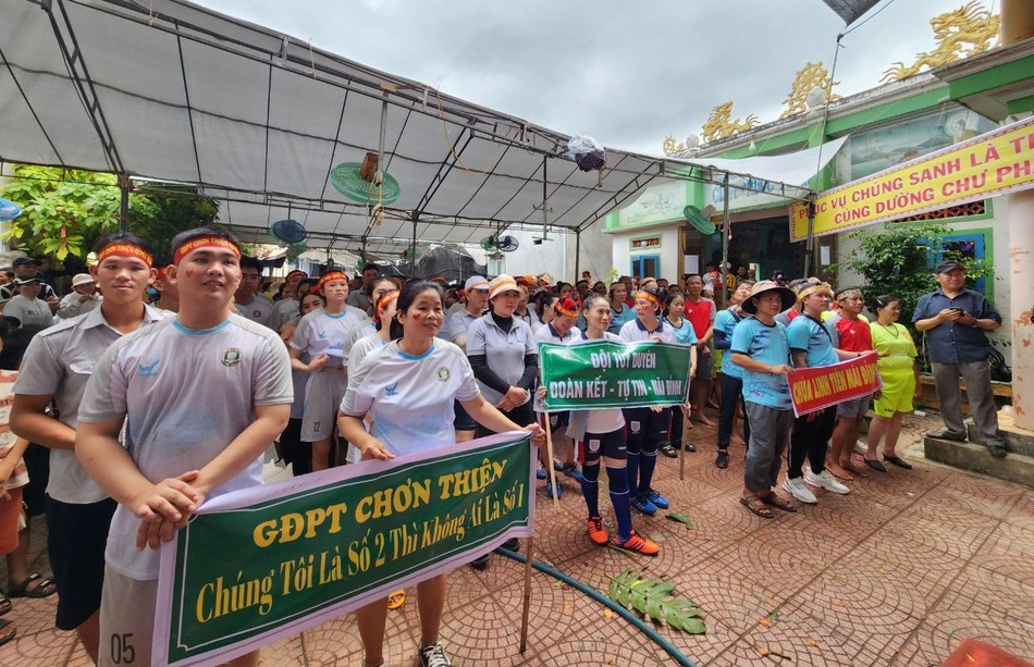 Các đội chuẩn bị thi trò chơi dân gian Các đội chuẩn bị thi trò chơi dân gian