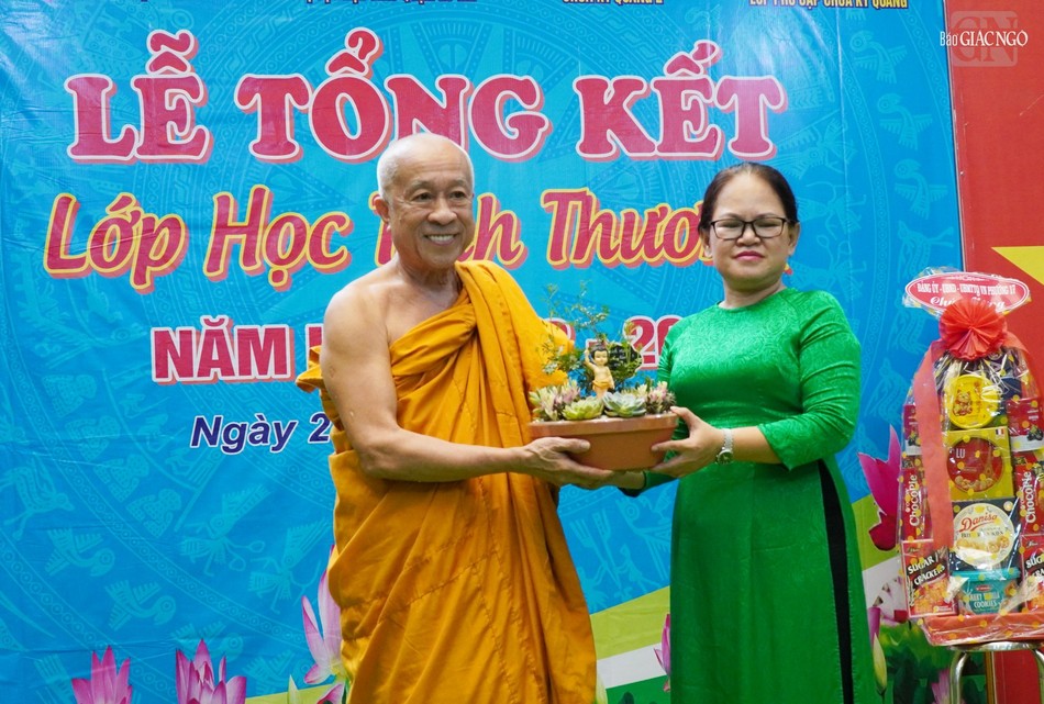 Hòa thượng Thích Thiện Chiếu tặng quà đến cảm ơn Hiệu trưởng Trường Tiểu học Trần Quang Khải