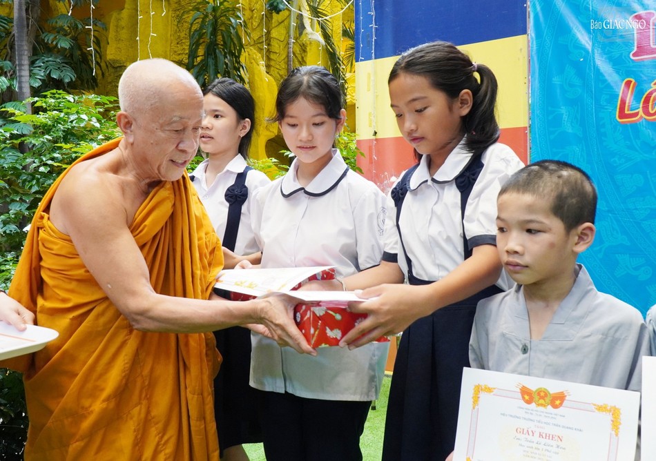 Hòa thượng Thích Thiện Chiếu trao phần thưởng, Giấy khen đến các em học sinh lớp 1