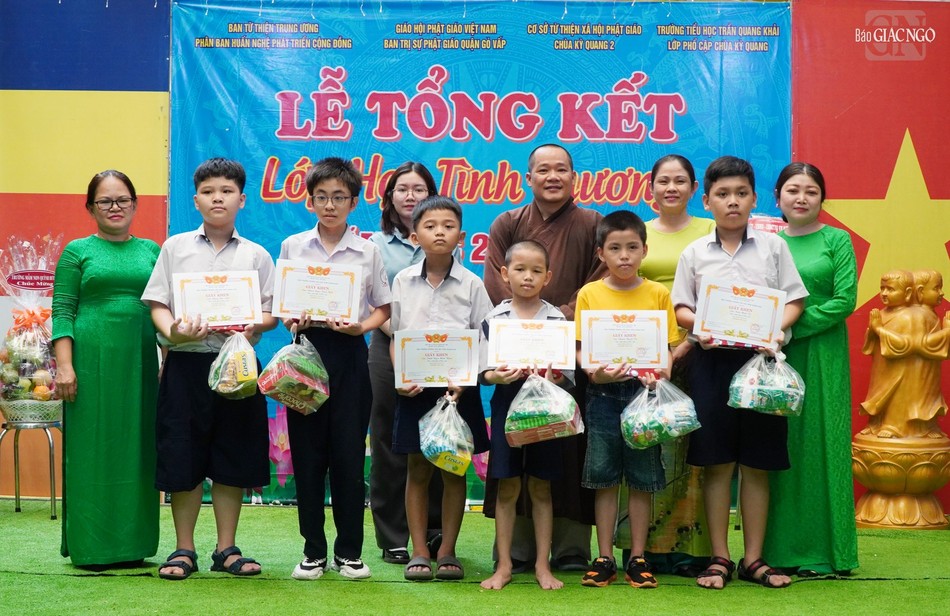 Trao Giấy khen đến các em học sinh lớp 2