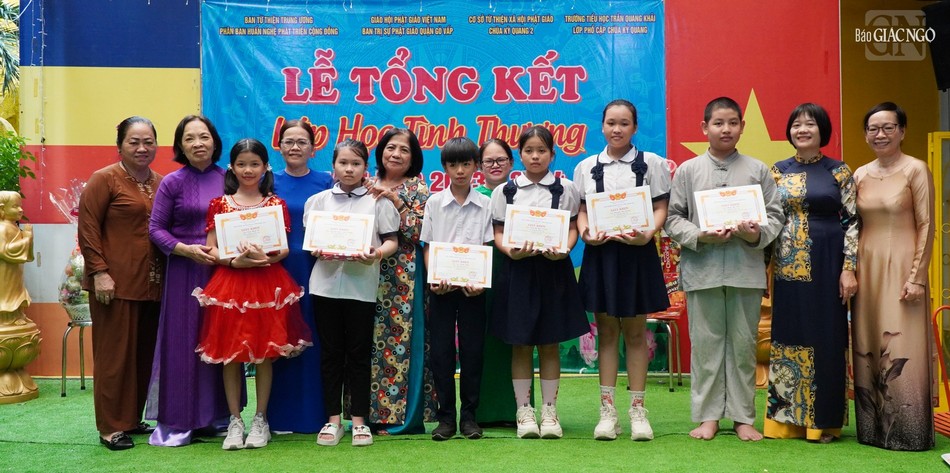 Trao khen thưởng đến các em học sinh lớp 3, 4