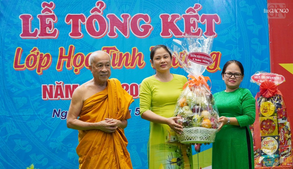 Trường mầm non Quỳnh Hương tặng quà chúc mừng