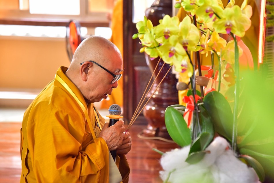 Dâng hương lễ Phật