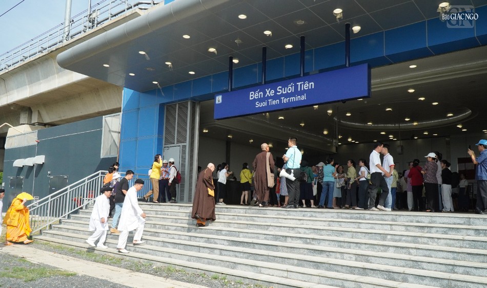 Đoàn khởi hành từ Ga bến xe Suối Tiên