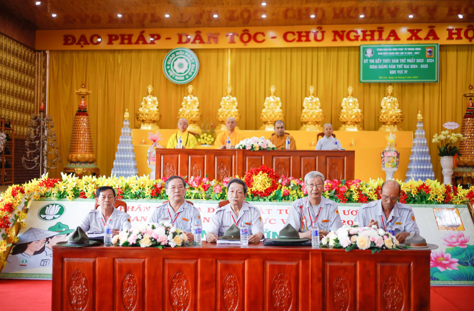 Chư tôn đức chứng minh và huynh trưởng Phân ban Gia đình Phật tử T.Ư, Ban Điều hành khu vực 4 tham dự lễ khai mạc kỳ thi Chư tôn đức chứng minh và huynh trưởng Phân ban Gia đình Phật tử T.Ư, Ban Điều hành khu vực 4 tham dự lễ khai mạc kỳ thi