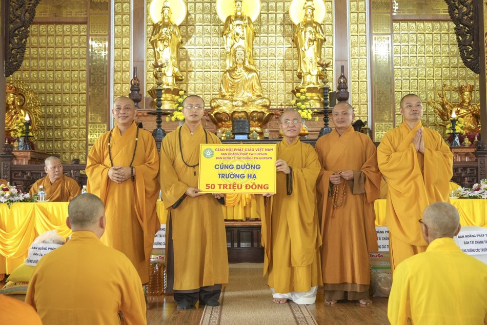 Cúng dường trường hạ tại tỉnh Đắk Nông