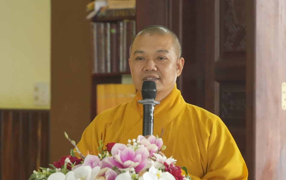 Thượng tọa Thích Chiếu Ý báo cáo về an cư tại tỉnh nhà