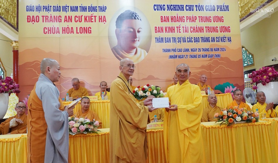 Hòa thượng Thích Chơn Minh, Trưởng ban Trị sự GHPGVN tỉnh Đồng Tháp đón nhận cúng dường