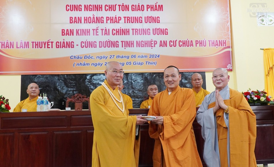 Hòa thượng Thích Hiển Chơn, Ni sư Thích nữ Huệ Tuyến, đồng Phó ban Kinh tế - Tài chính T.Ư trao cúng dường các trường hạ đến Thượng tọa Thích Viên Quang