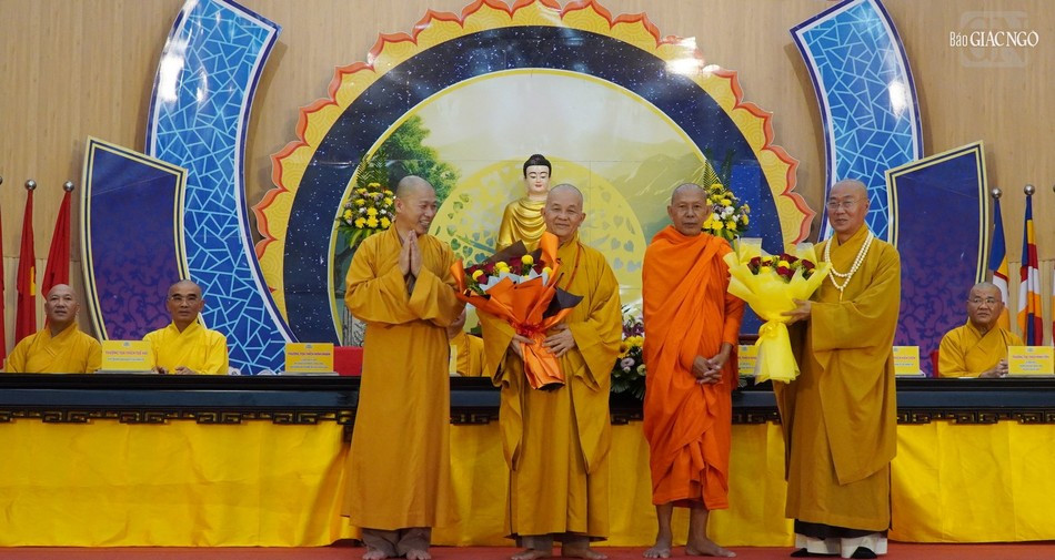 Hòa thượng Danh Đổng và Thượng tọa Thích Minh Nhẫn trao hoa cảm ơn đến chư tôn đức