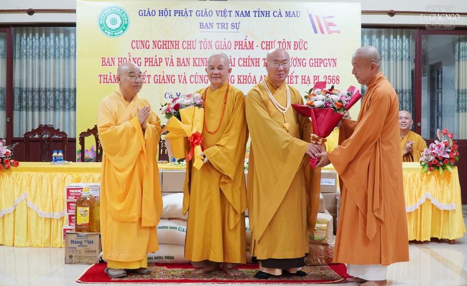 Chư tôn đức đại diện Phật giáo tỉnh Cà Mau trao hoa chào mừng phái đoàn đến thăm trường hạ