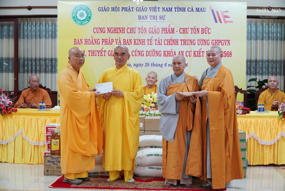 Chư tôn đức trao cúng dường đến trường hạ tại tỉnh Cà Mau