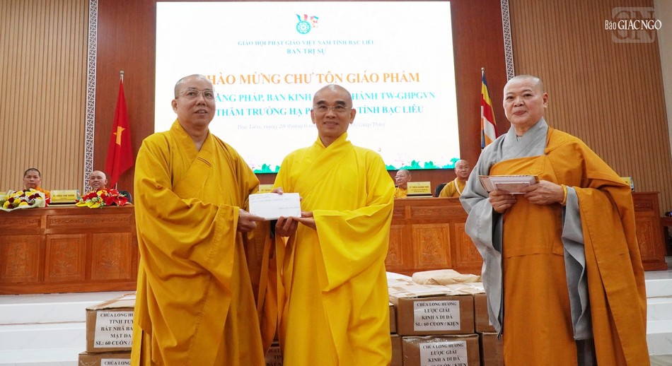 Trao cúng dường đến trường hạ tại Bạc Liêu