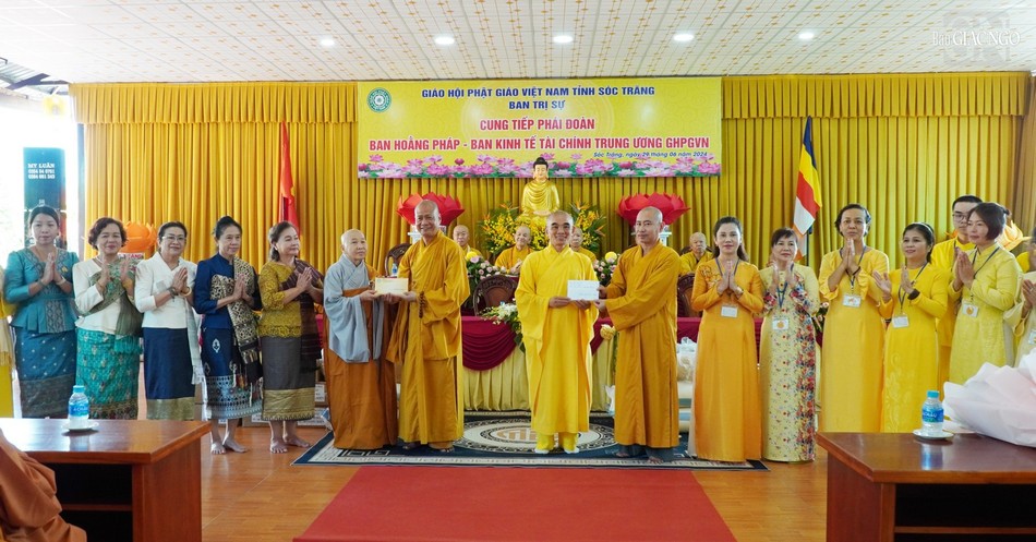 Trao cúng dường trường hạ tại Sóc Trăng