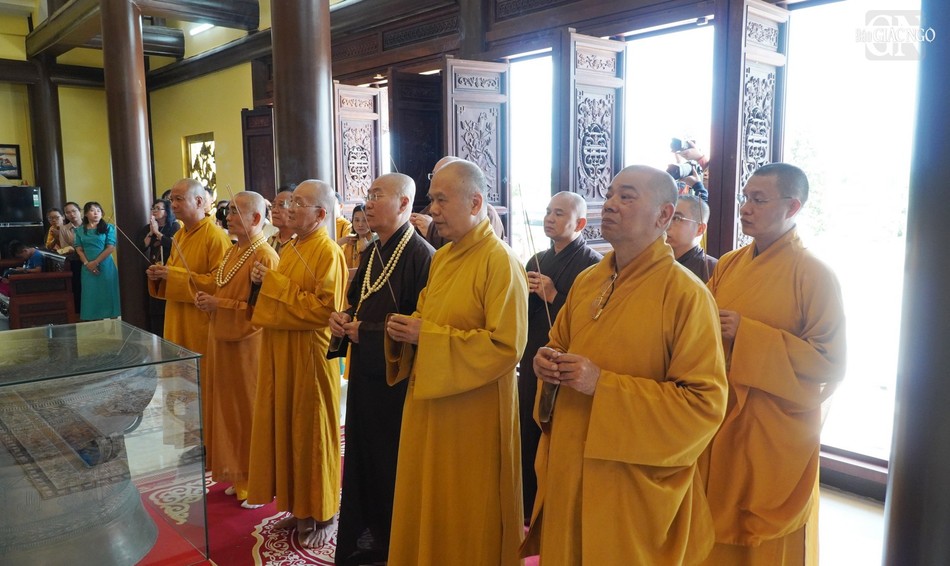 Đoàn dâng hương tưởng niệm tại Khu tưởng niệm Anh hùng Liệt sĩ Đoàn 6 Pháo binh - Quân khu 9