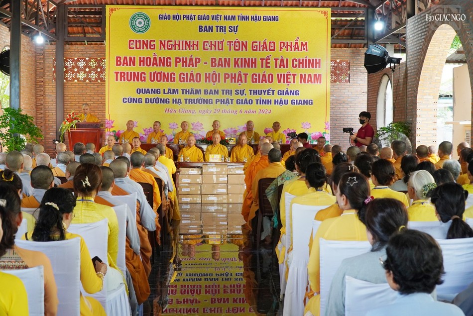 Đoàn Ban Hoằng pháp T.Ư, Ban Kinh tế - Tài chính T.Ư cúng dường trường hạ tại Hậu Giang