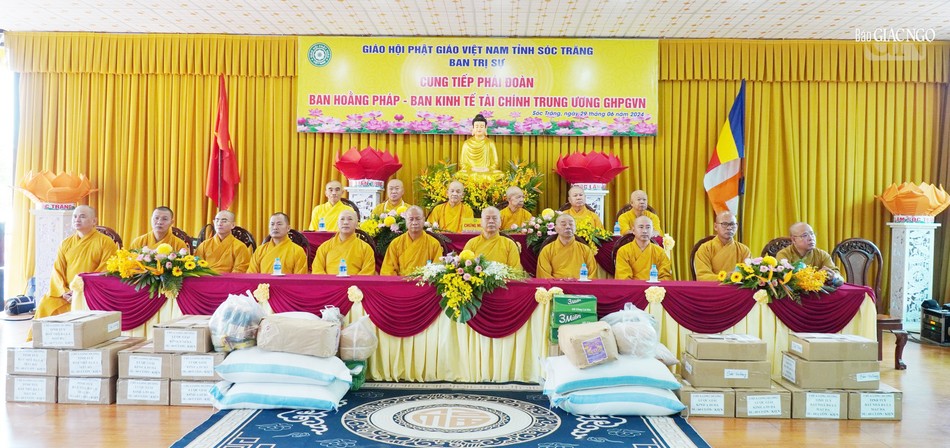 Đoàn thăm, cúng dường tại thiền viện Trúc Lâm Sóc Trăng