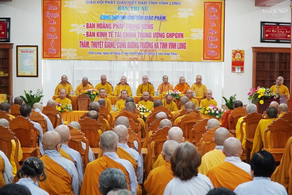 Đoàn thăm, cúng dường trường hạ tại tỉnh Vĩnh Long Đoàn thăm, cúng dường trường hạ tại tỉnh Vĩnh Long