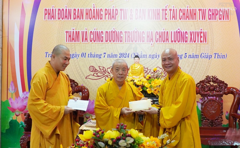 Trao cúng dường đến Hòa thượng Thích Trí Minh