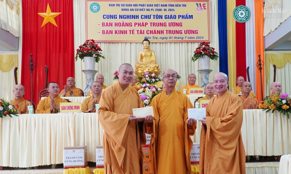 Trao cúng dường đến trường hạ tại Bến Tre